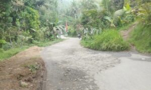 Jalan Penghubung Tiga Kecamatan di Tasikmalaya Rusak