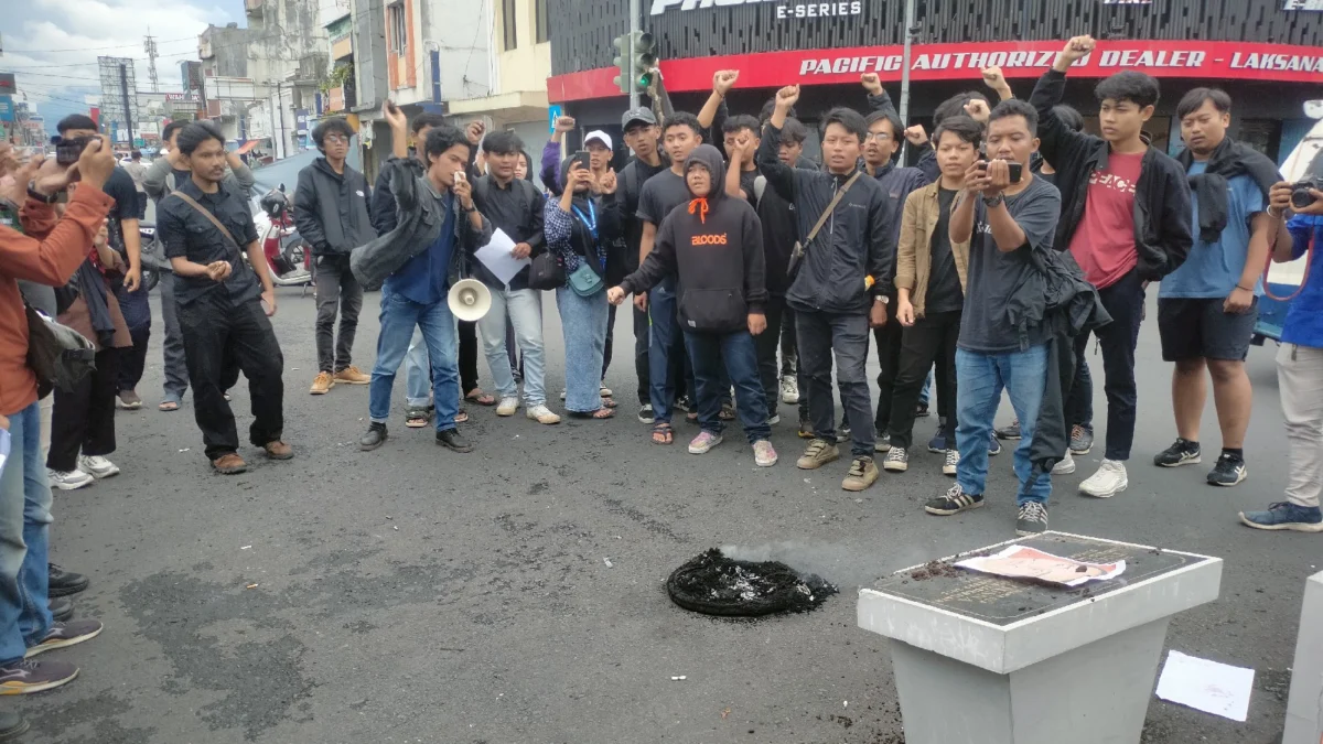 Lempari Foto Presiden, Aktivis Mahasiswa di Tasikmalaya Gaungkan Pemakzulan Jokowi