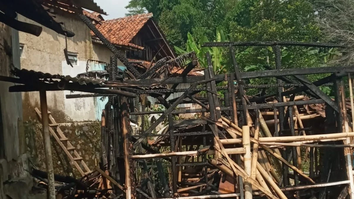 rumah warga di kecamatan jamanis kabupaten tasikmalaya terbakar