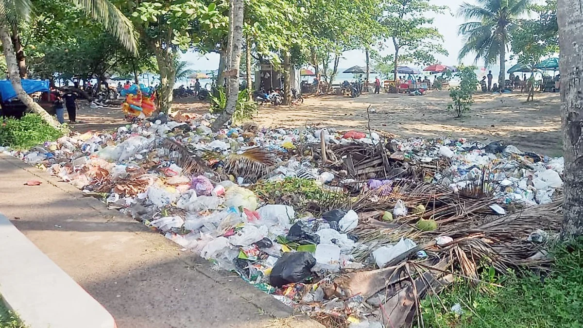 sampah menumpuk di objek wisata pantai pangandaran