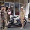Satpol PP Kota Tasikmalaya menertibkan sepeda motor di pedestrian